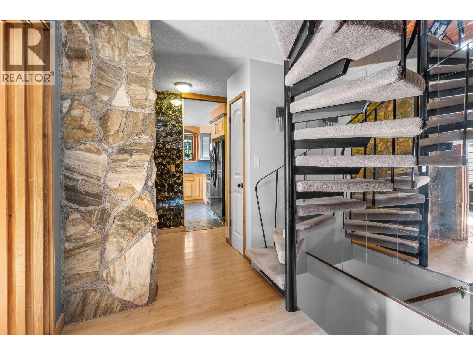 5261 Lakeshore Road NE - 17
