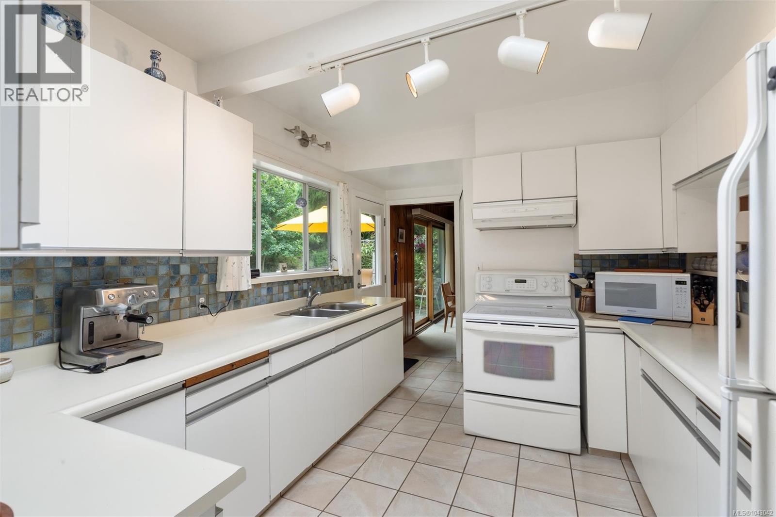 4902 Lochside Dr - Image 11