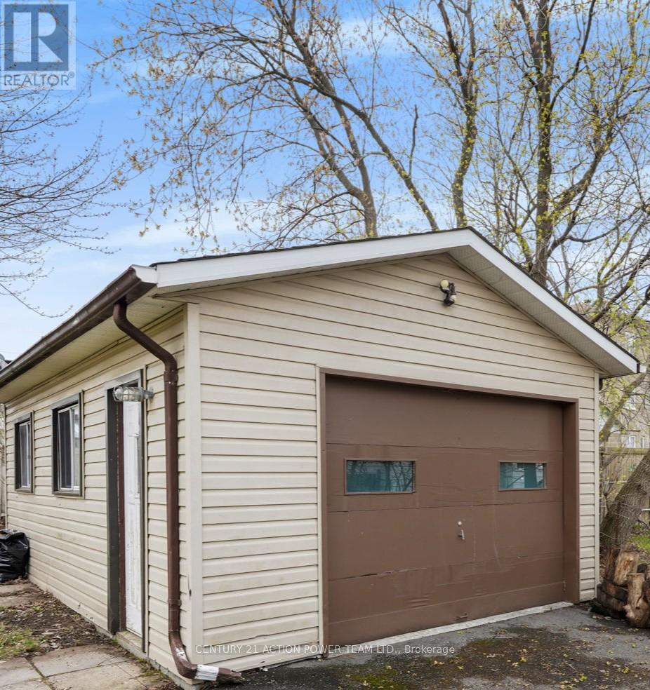 983 CHAPMAN STREET - 3