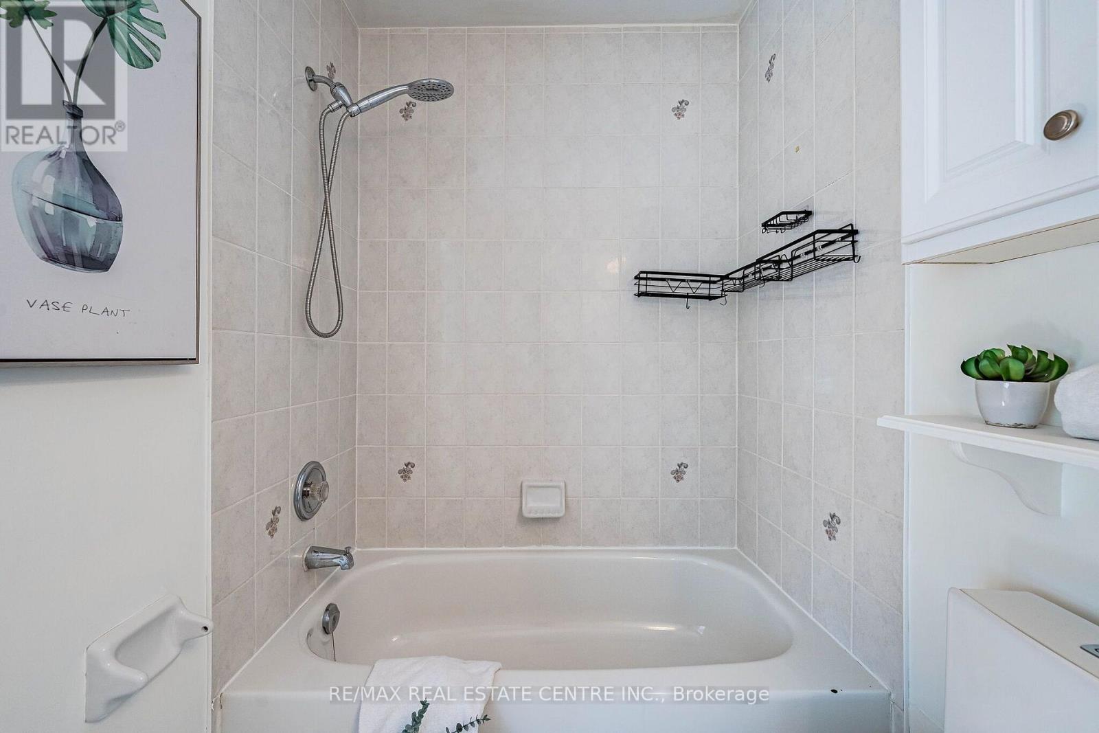 29 MOSAICS AVENUE - Image 32