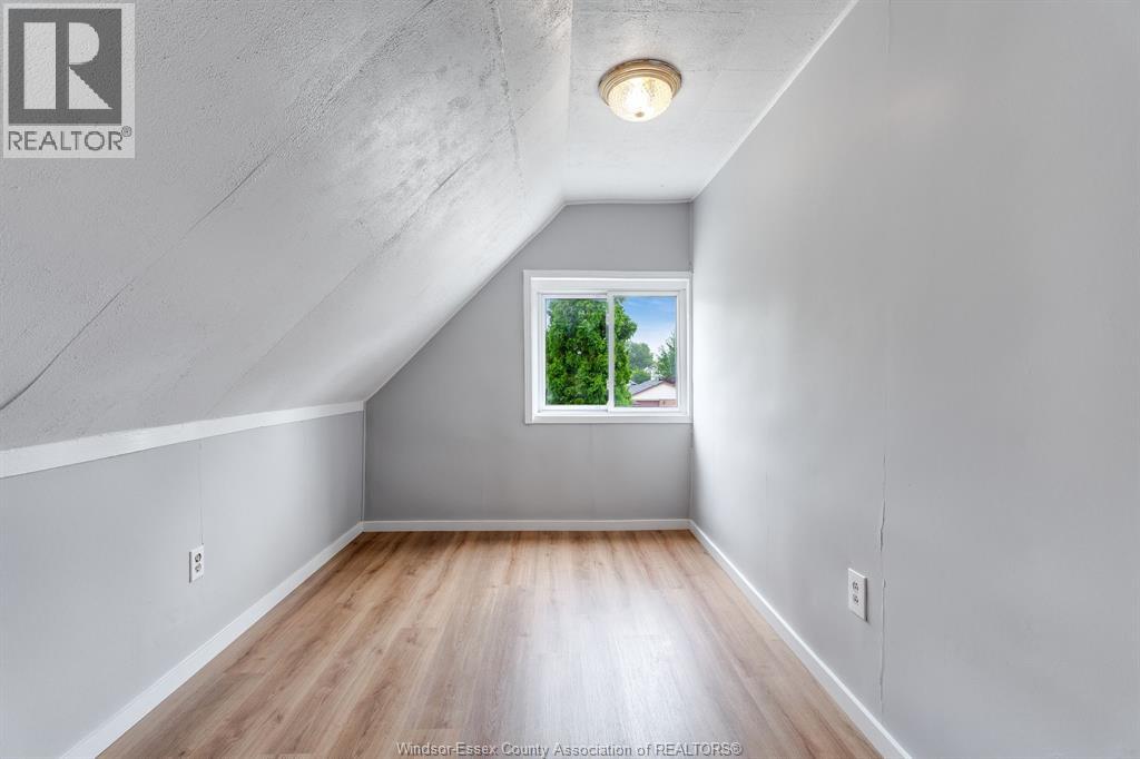 1563 Albert ROAD - 16