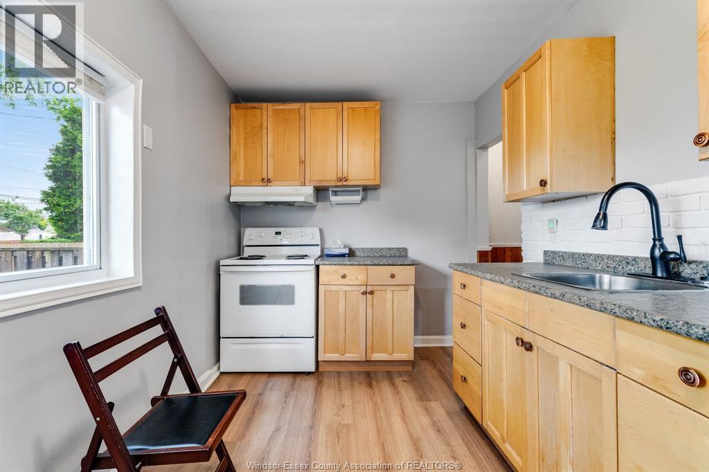 1563 Albert ROAD - 8