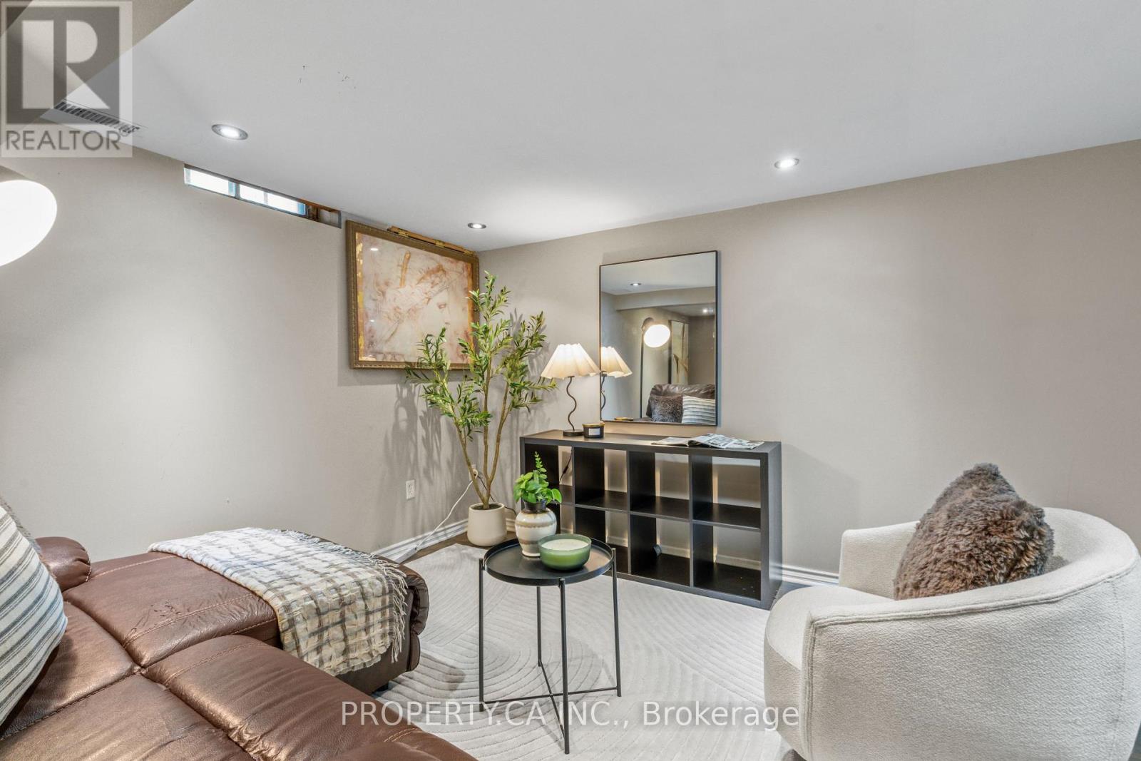 37 GLADSTONE SQUARE - 22