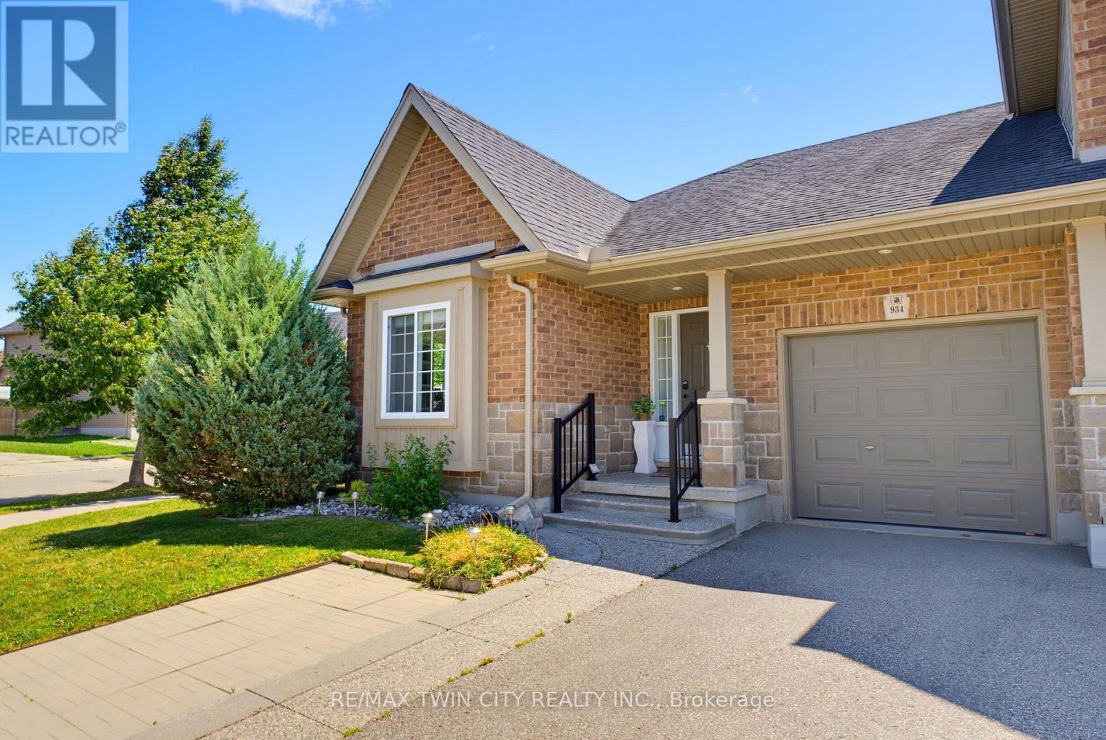 934 ZELLER CRESCENT - 2
