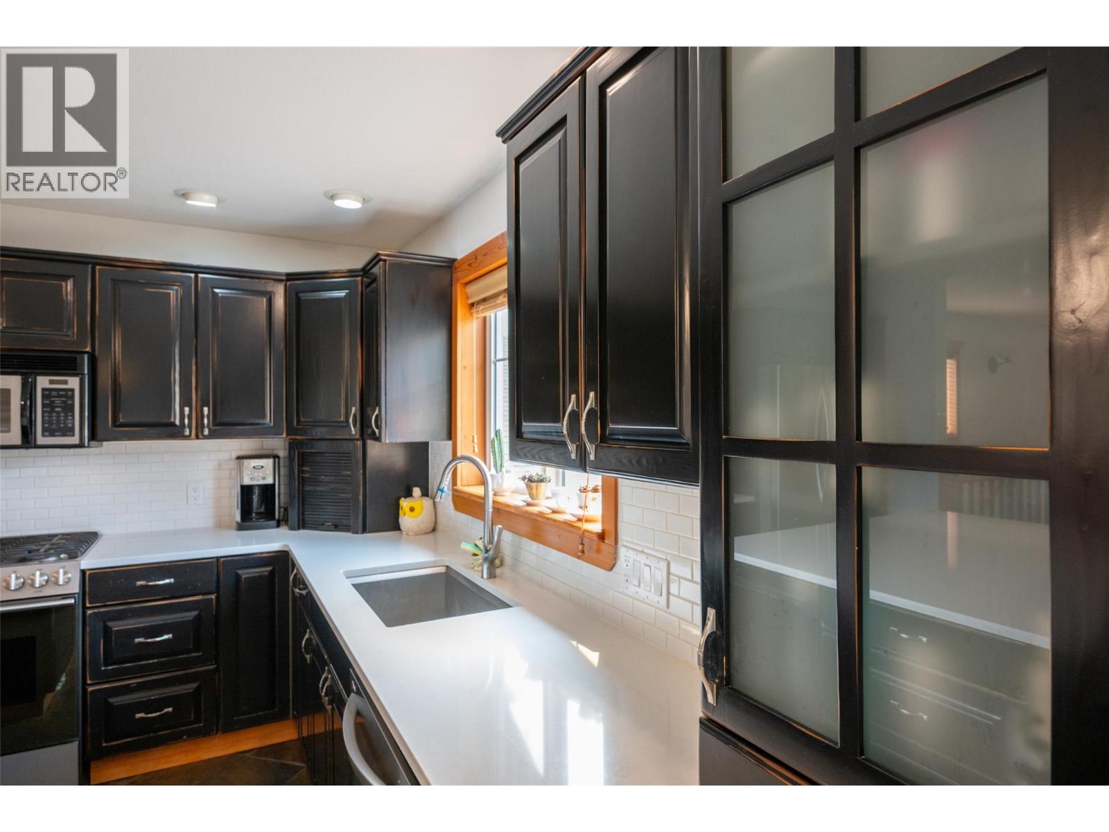 863 SERLE Court - Image 32