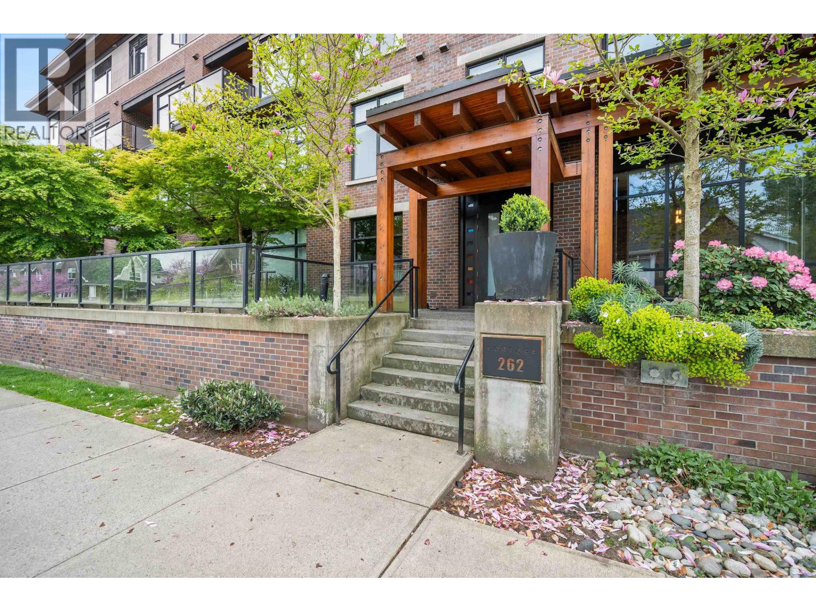 414 262 SALTER STREET, New Westminster