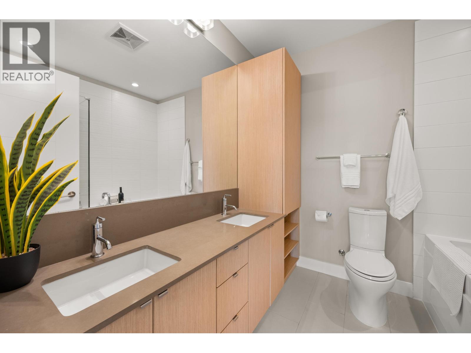 414 262 SALTER STREET, New Westminster