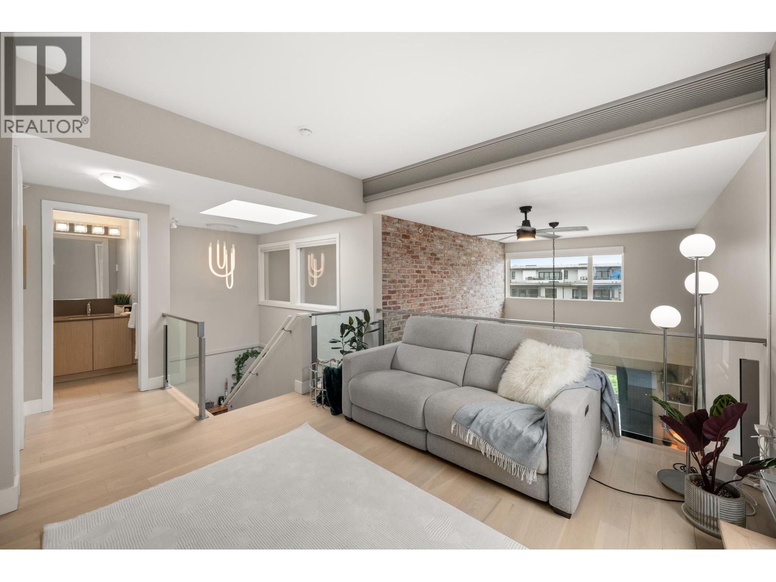 414 262 SALTER STREET, New Westminster