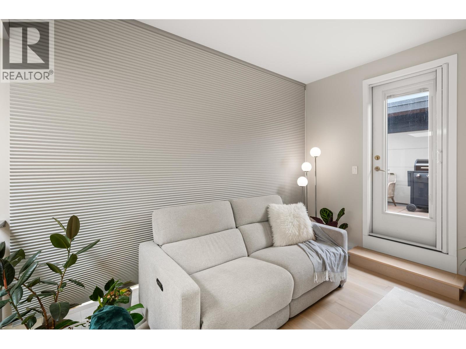 414 262 SALTER STREET, New Westminster