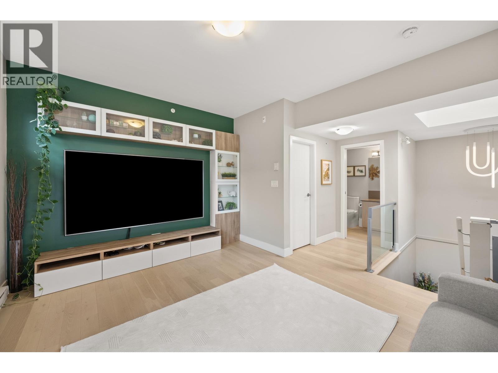 414 262 SALTER STREET, New Westminster