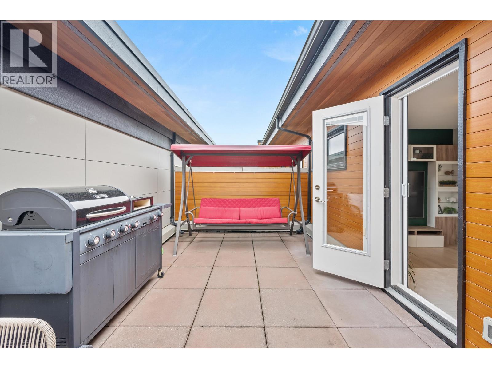 414 262 SALTER STREET, New Westminster