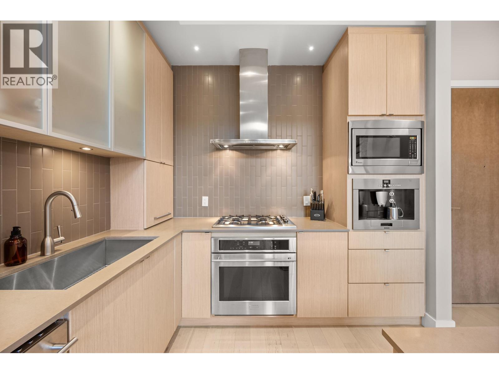 414 262 SALTER STREET, New Westminster