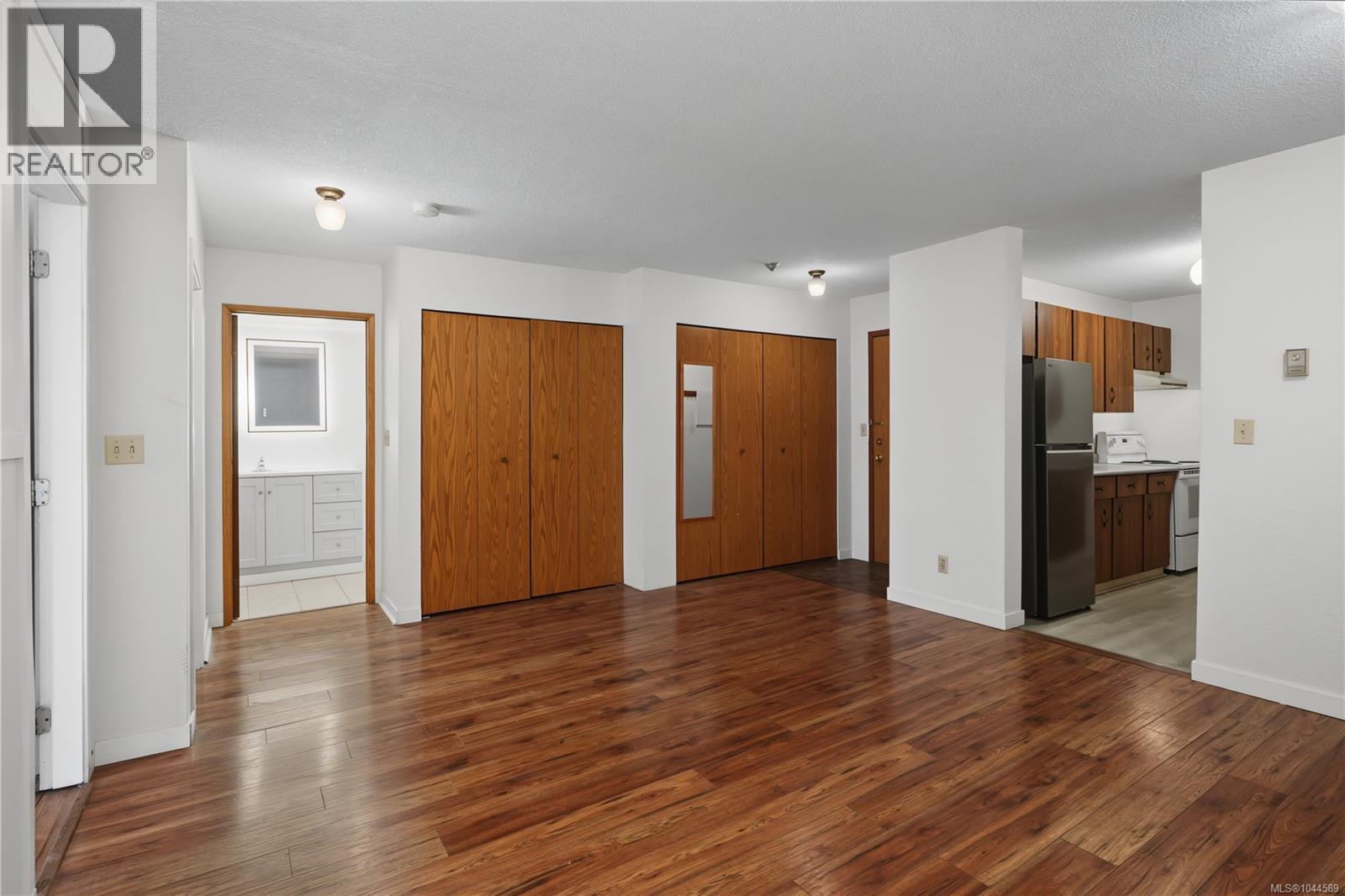 302 755 Hillside Avenue, Victoria