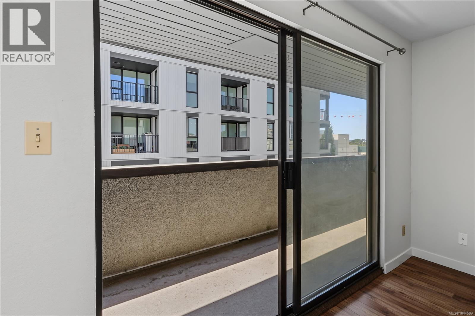 #302 755 Hillside Ave - 32