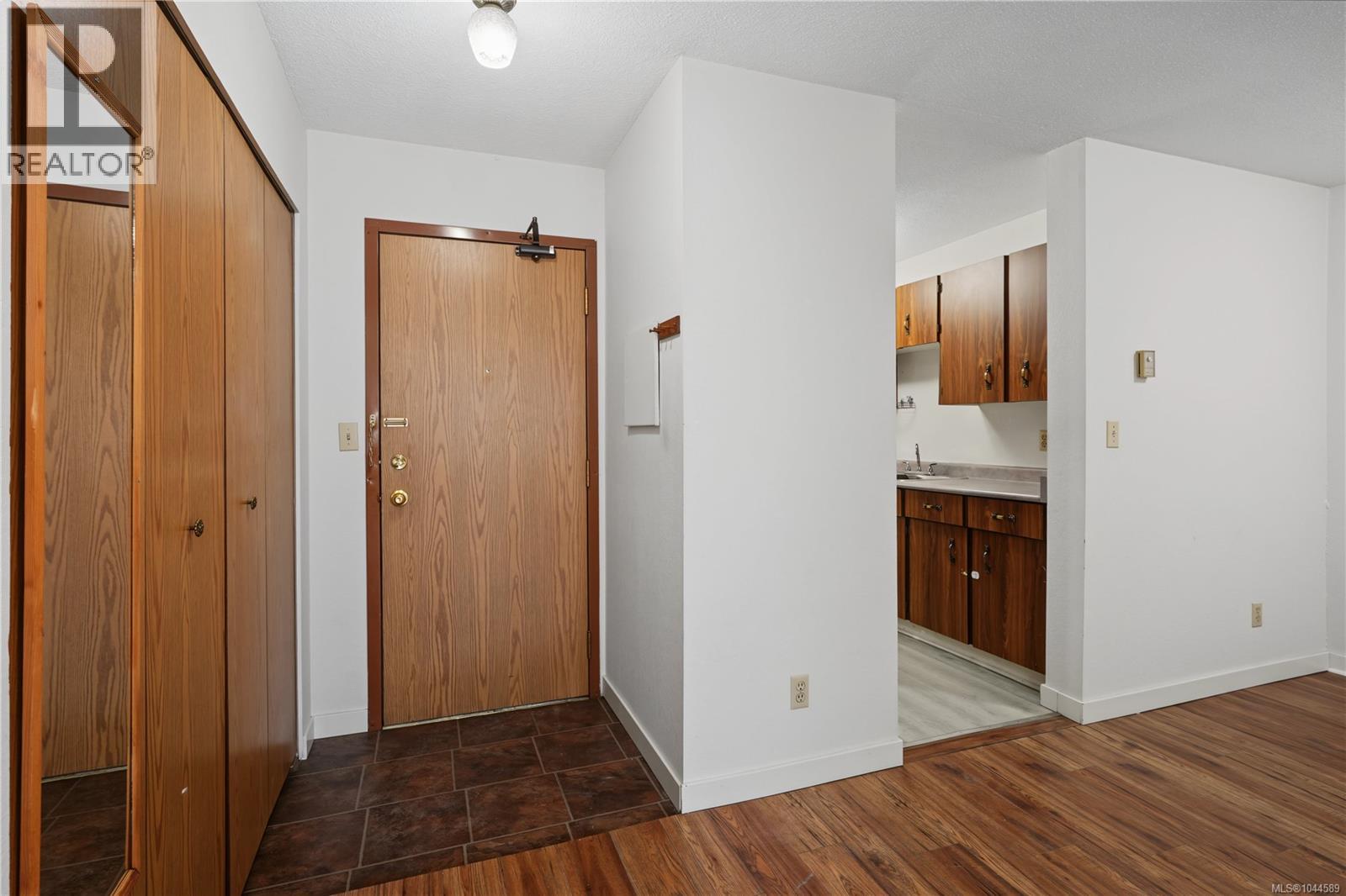 302 755 Hillside Avenue, Victoria