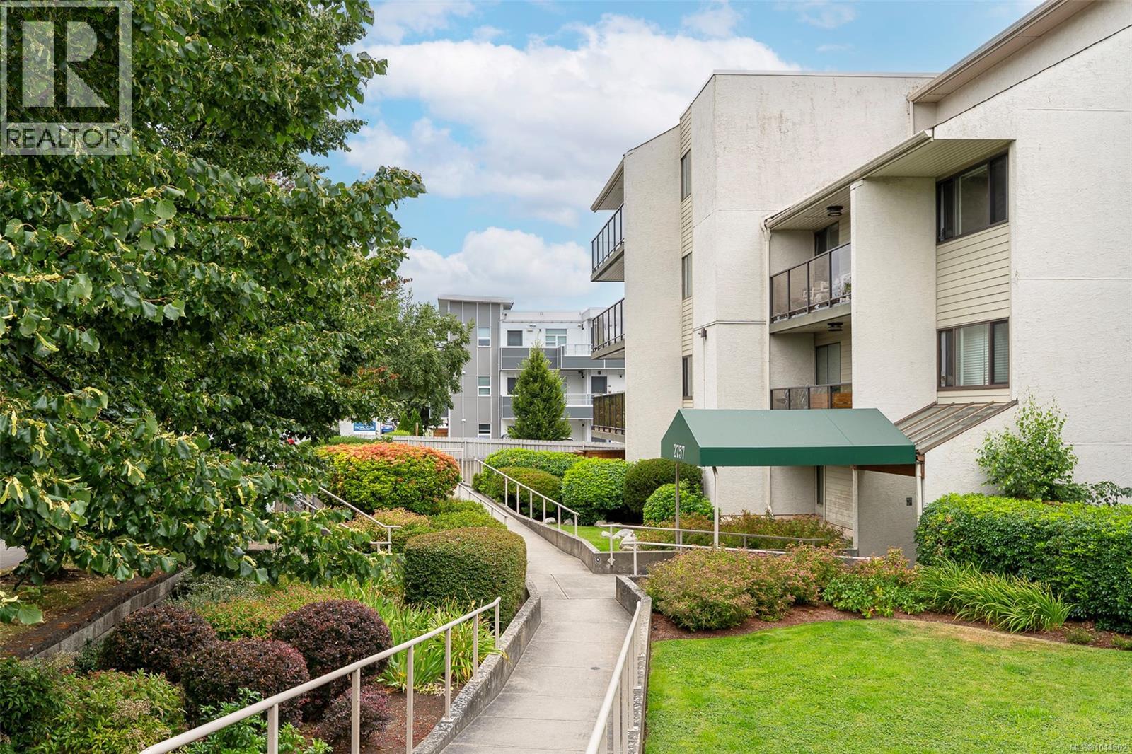 #104 2757 Quadra St - 3