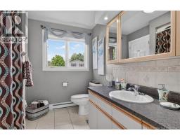 Main level  full bath