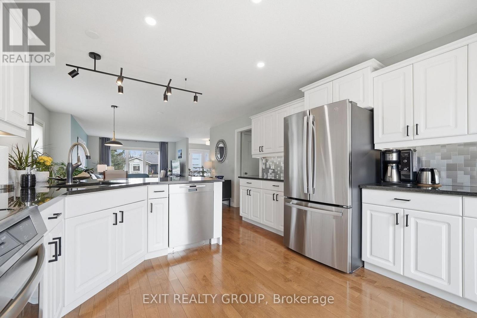 86 SANDBANKS COURT - 26