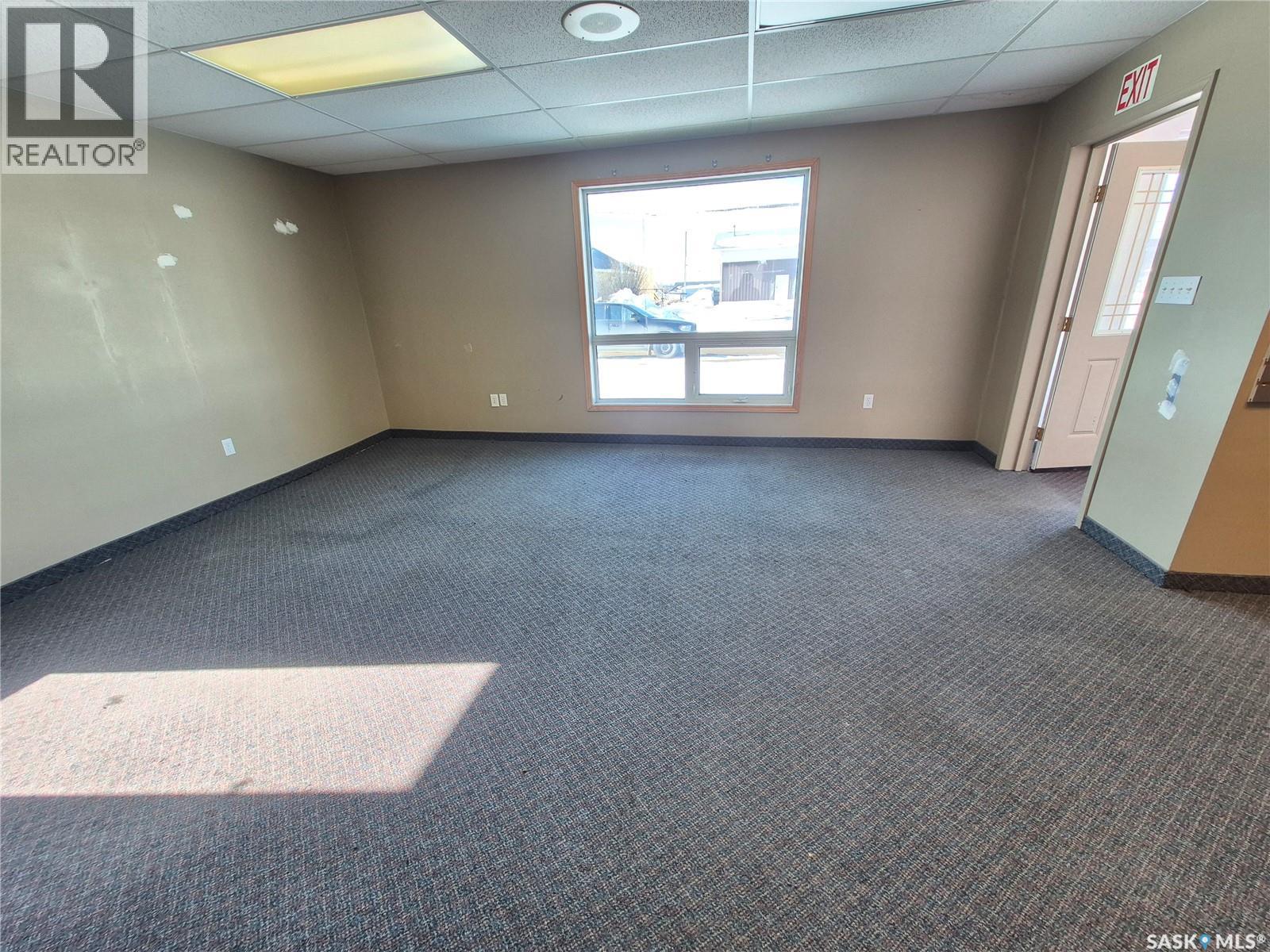 24 12th STREET NE, Weyburn — photo 2