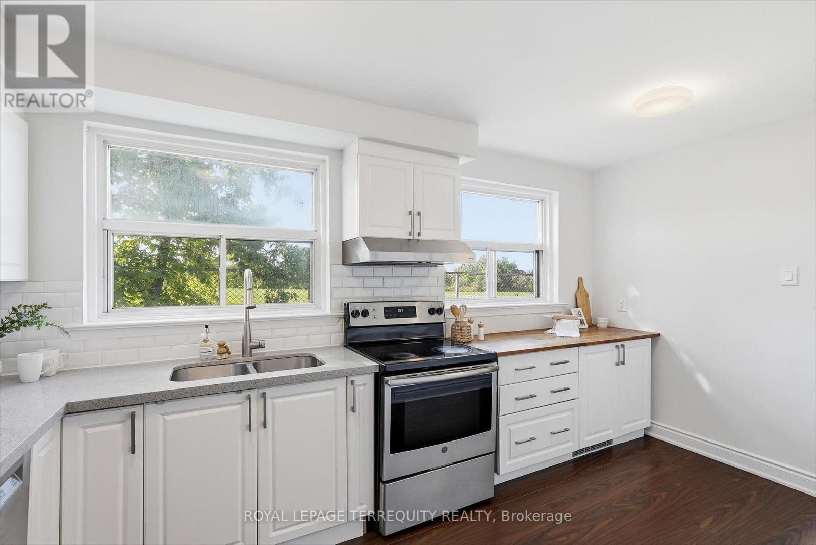 89 BENJAMIN BOULEVARD - 11