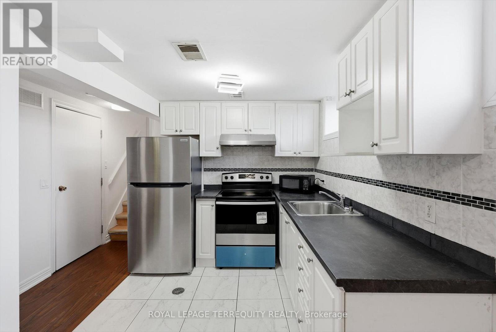 89 BENJAMIN BOULEVARD - 23