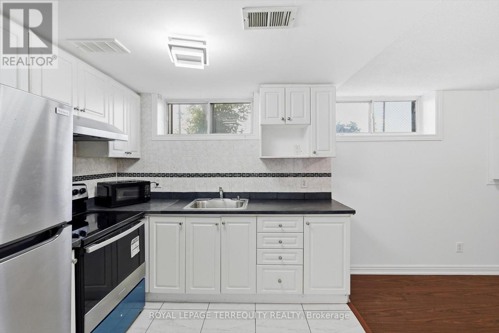 89 BENJAMIN BOULEVARD - 24