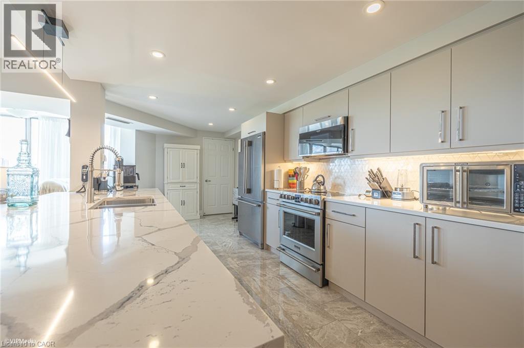 #601 265 WESTCOURT Place - 2