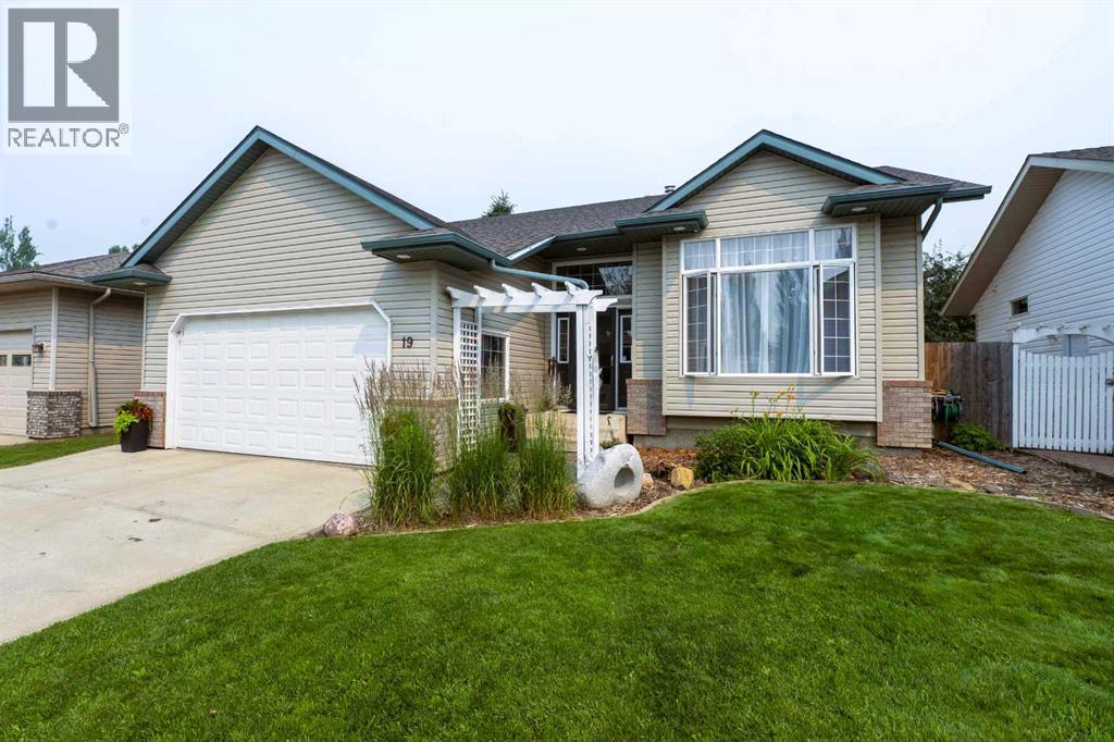 19 Royal Crescent, Lacombe