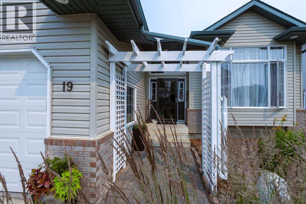 19 Royal Crescent, Lacombe