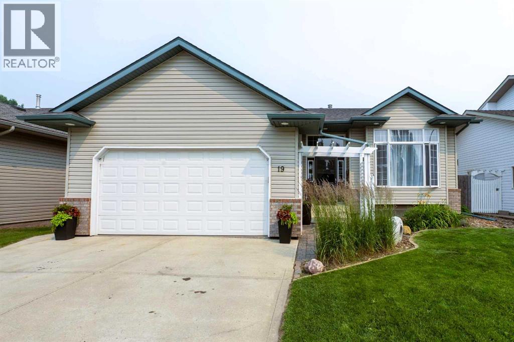 19 Royal Crescent, Lacombe