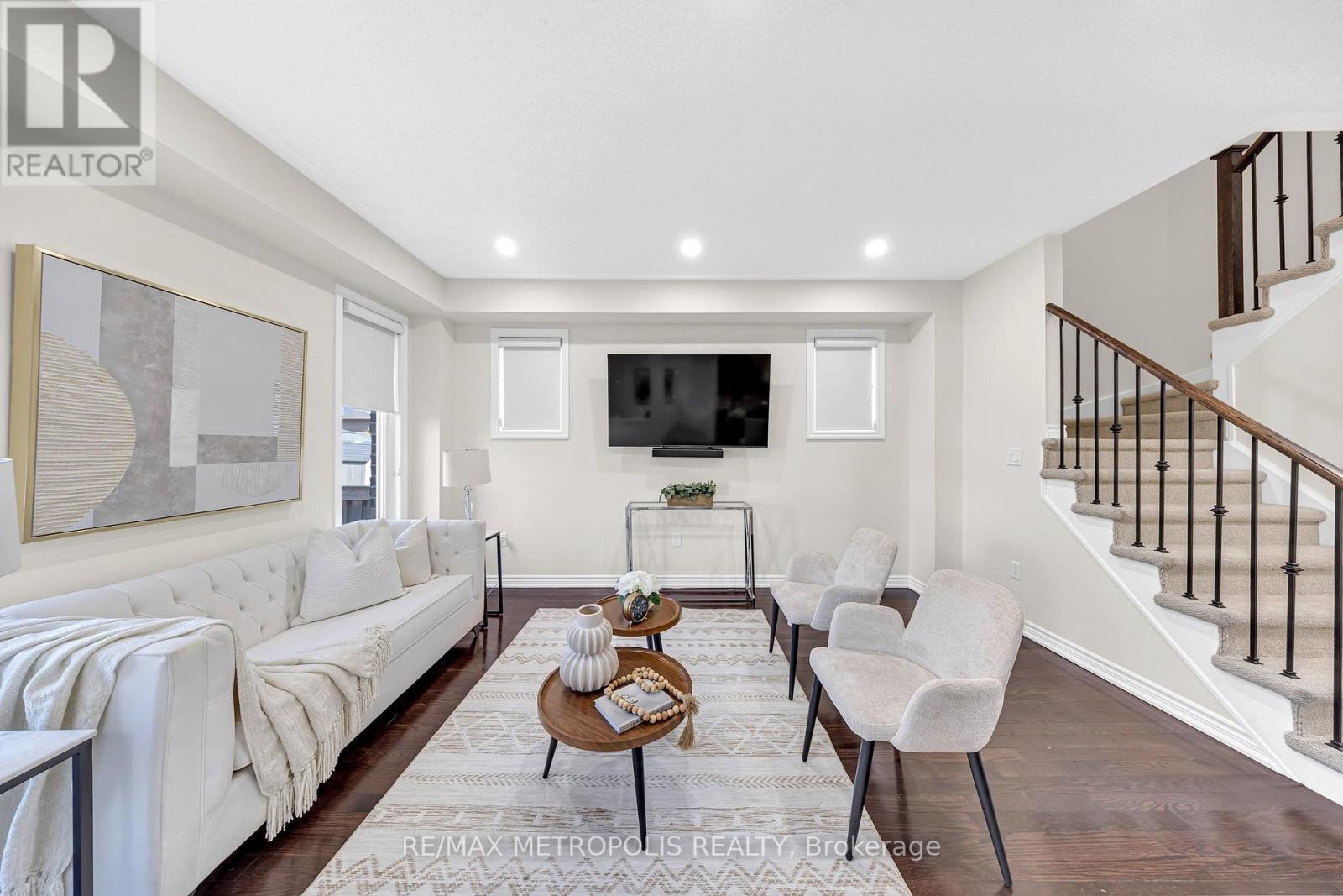 23 GORDON COWLING STREET - 11
