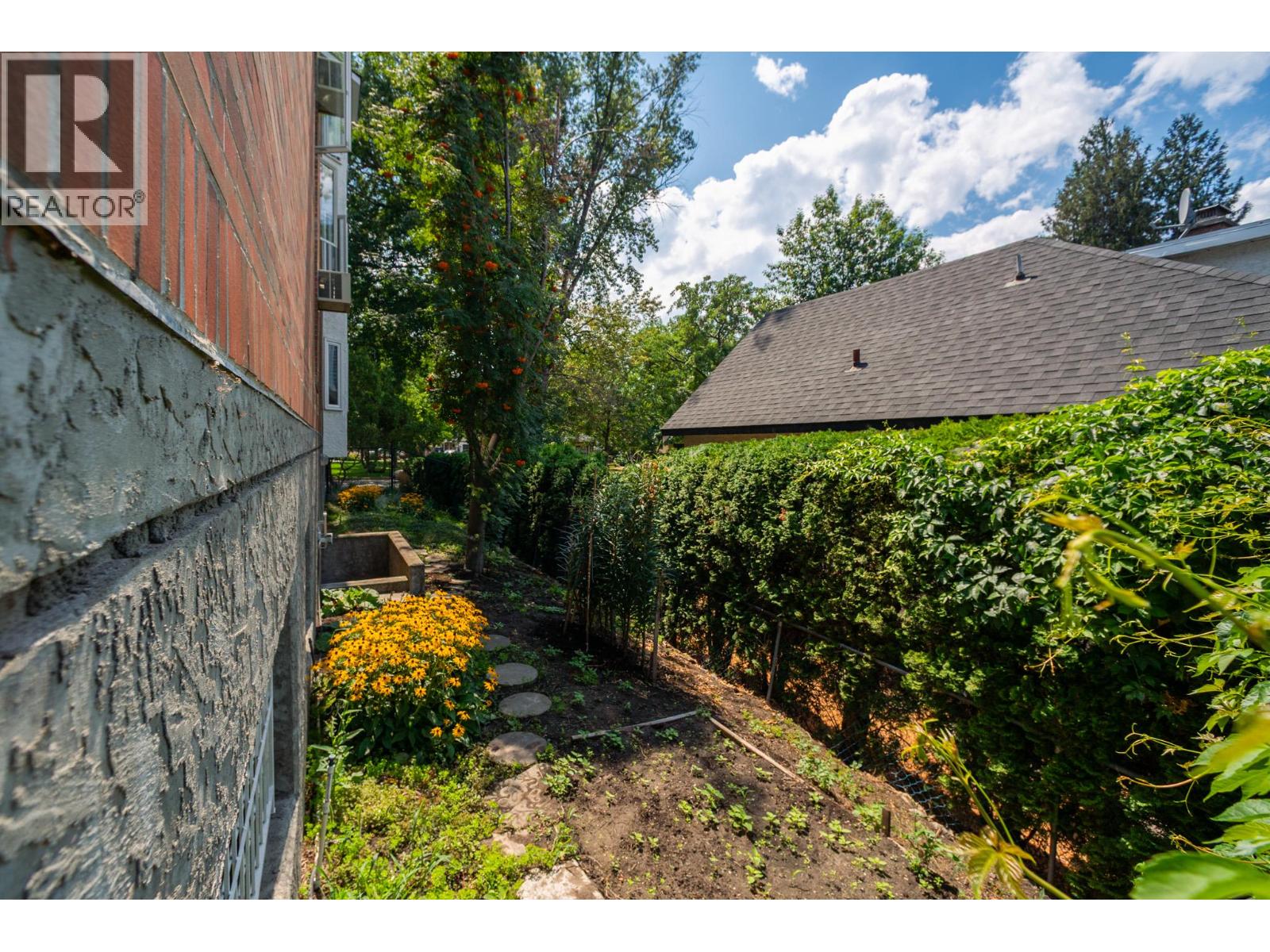 #103 878 Bernard Avenue - 45