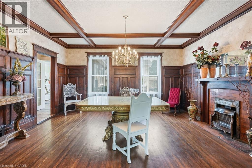 2 CARLETON Street N - 4