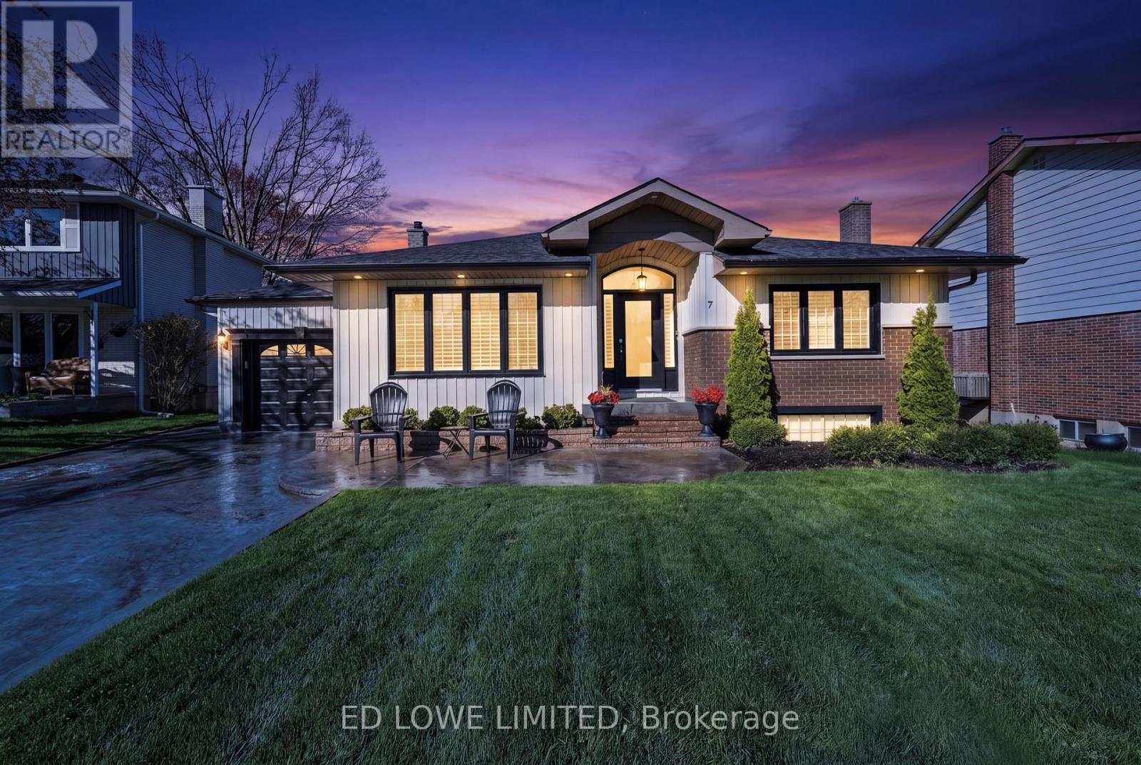7 HOWARD CRESCENT - 1