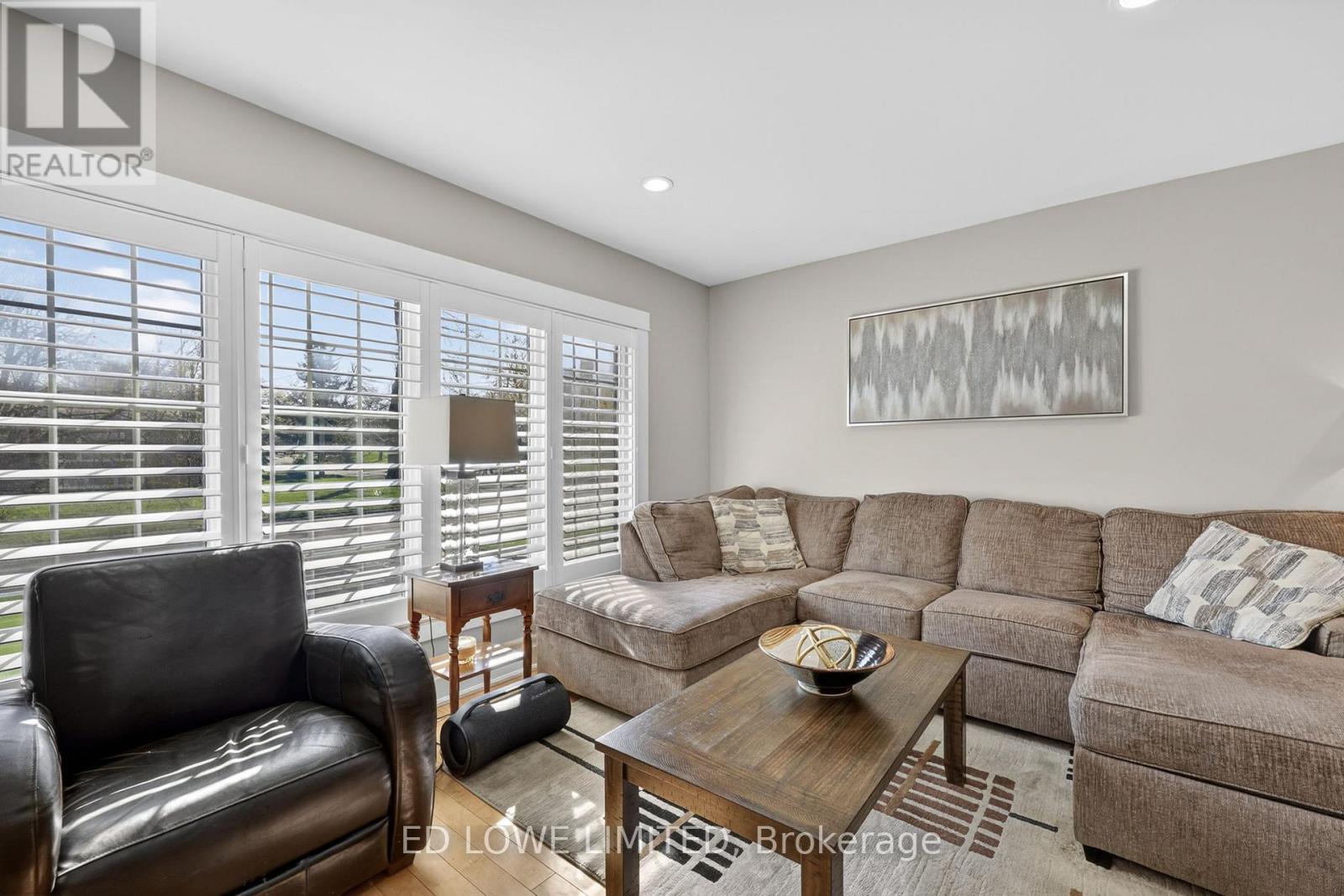 7 HOWARD CRESCENT - 10