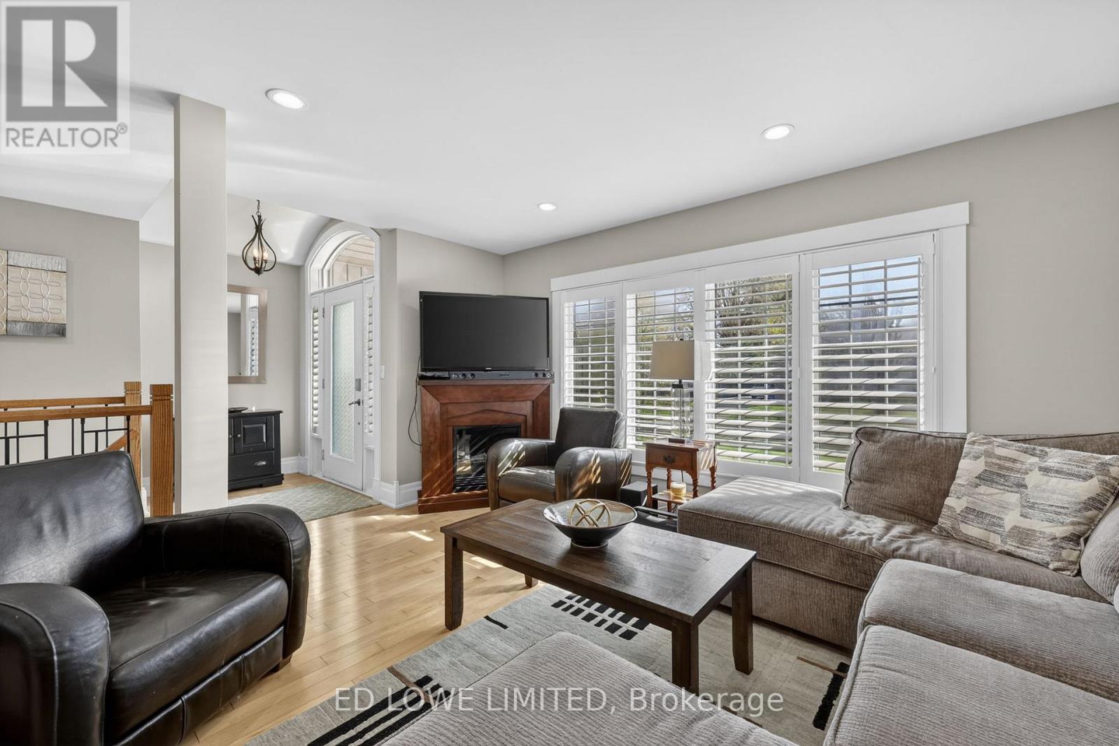 7 HOWARD CRESCENT - Image 11