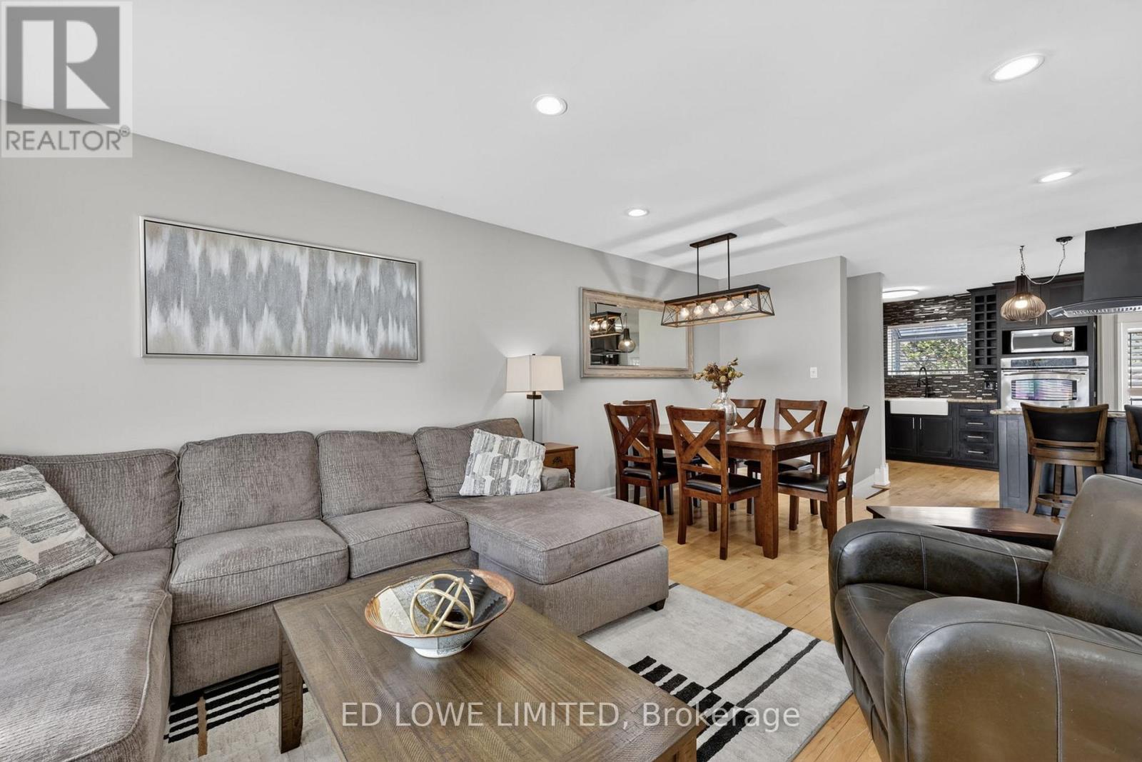 7 HOWARD CRESCENT - 12