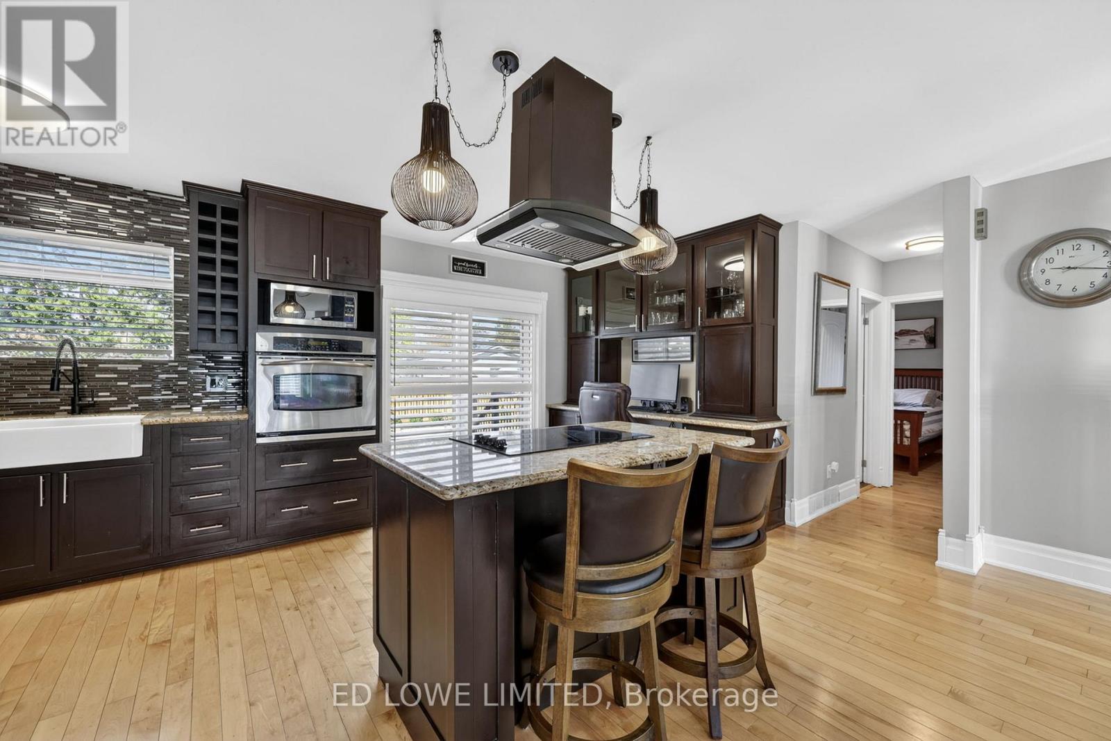 7 HOWARD CRESCENT - 14
