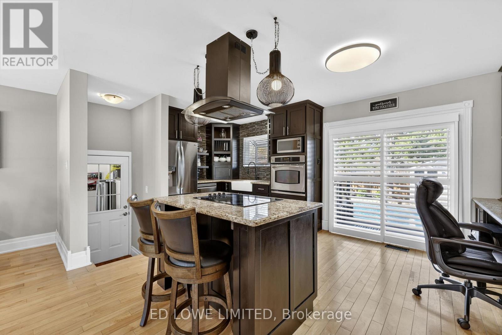 7 HOWARD CRESCENT - 15