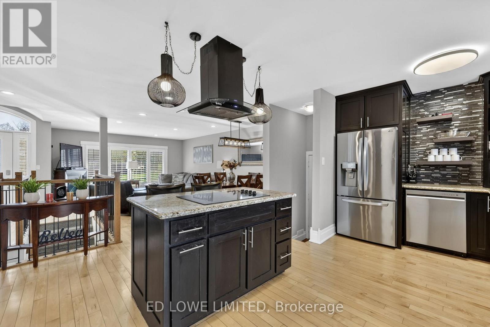 7 HOWARD CRESCENT - 17