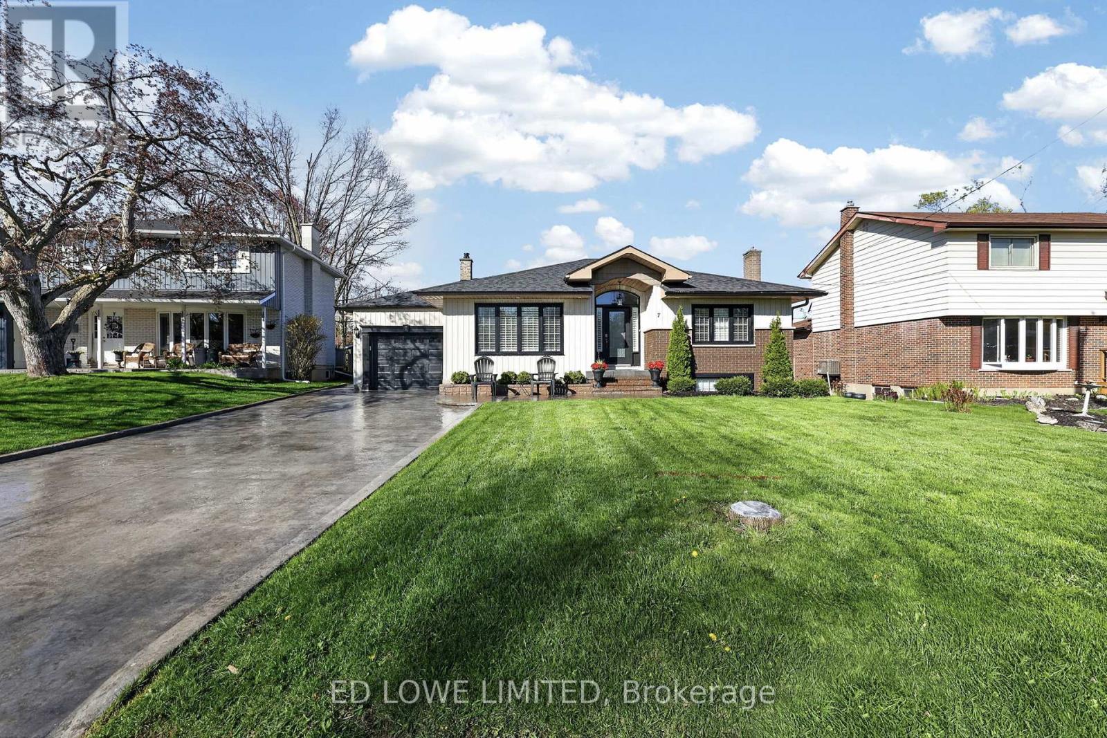 7 HOWARD CRESCENT - 2