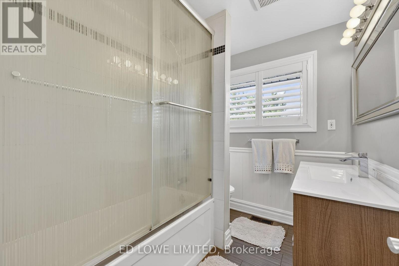 7 HOWARD CRESCENT - 25