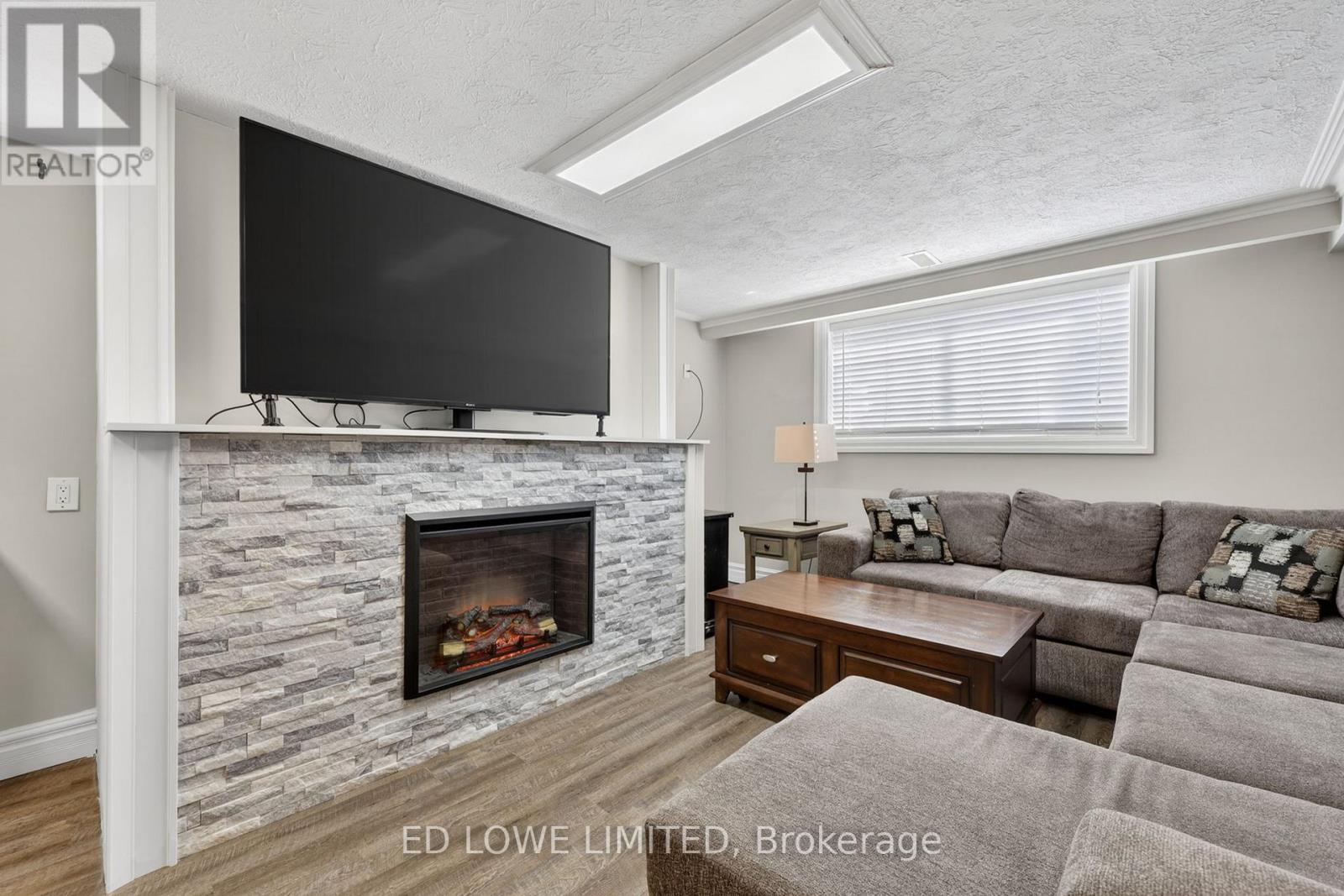 7 HOWARD CRESCENT - 26