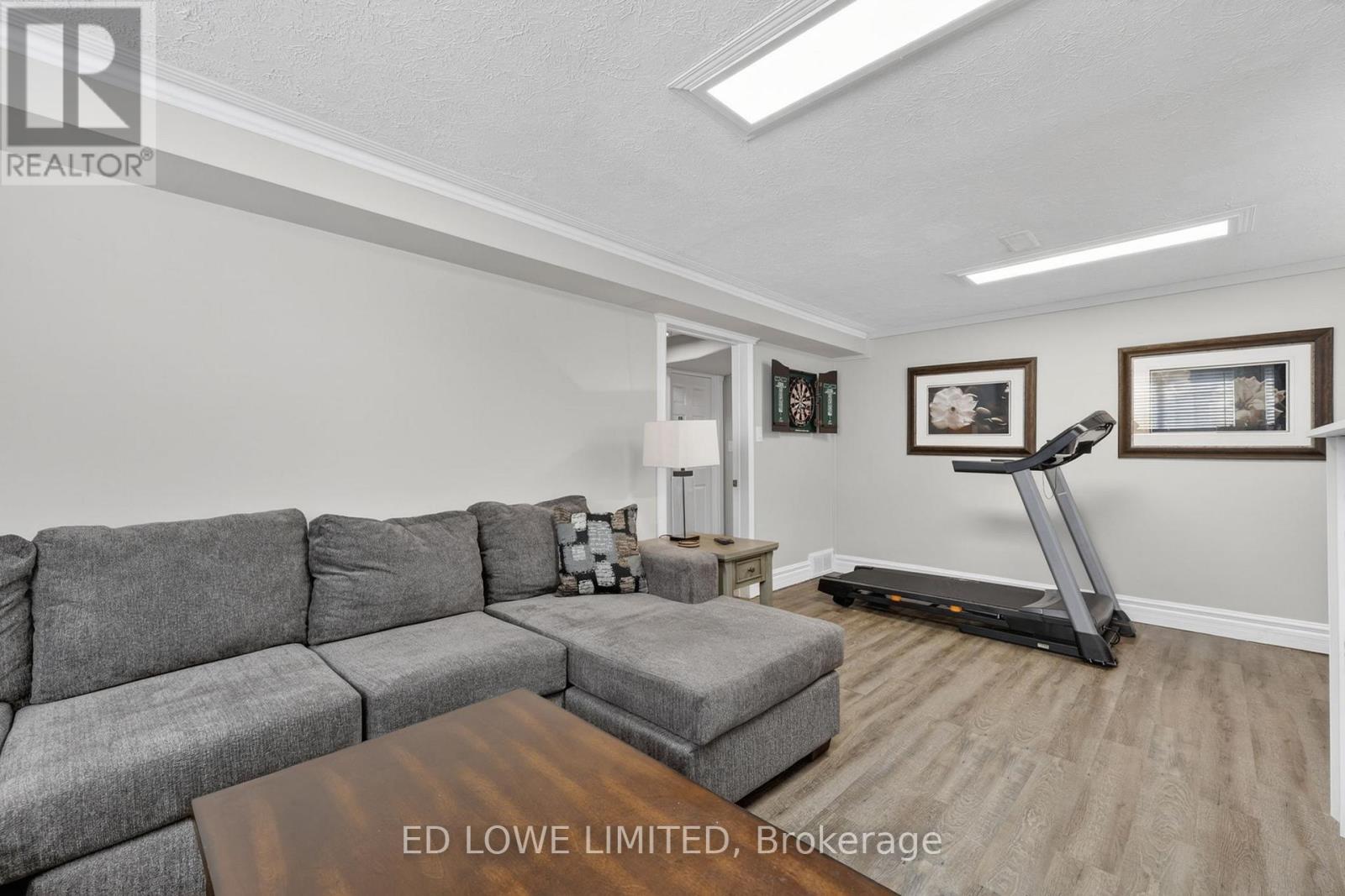 7 HOWARD CRESCENT - Image 28