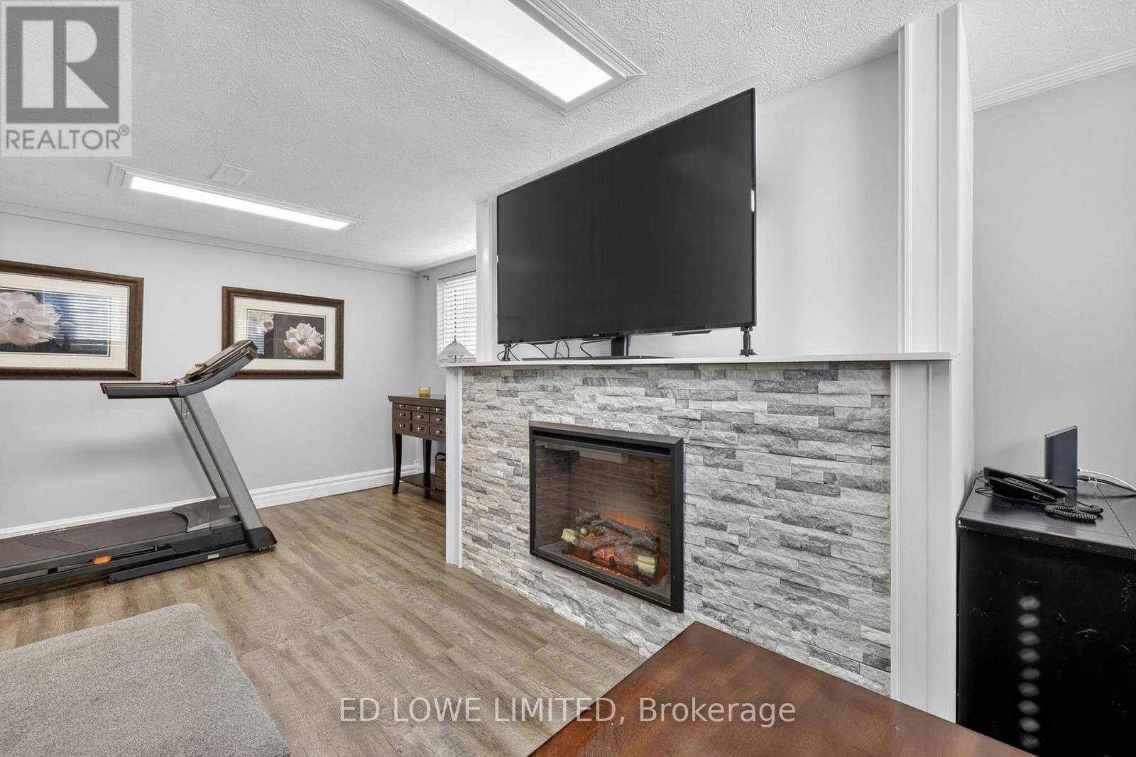7 HOWARD CRESCENT - Image 29