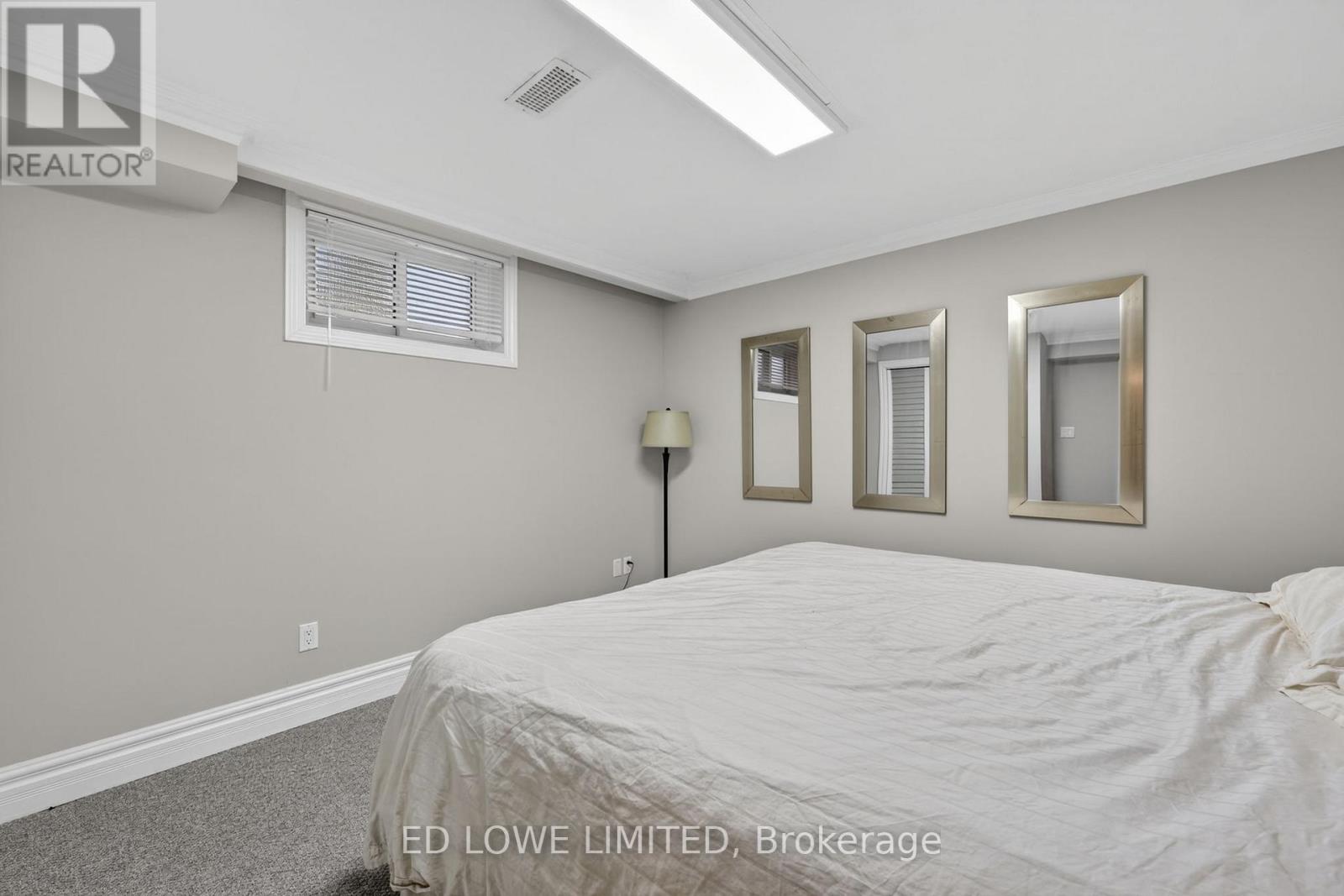 7 HOWARD CRESCENT - 30