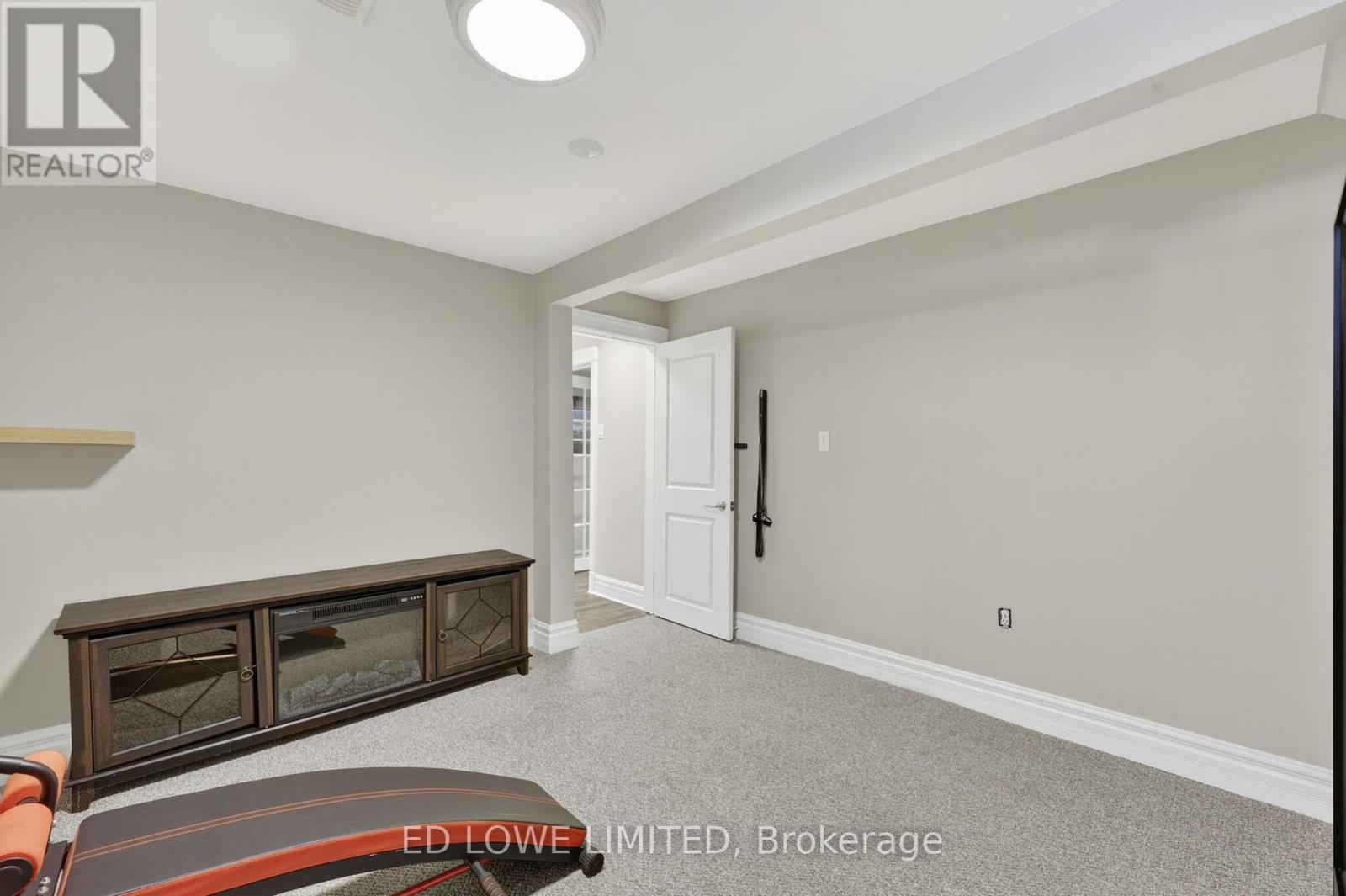 7 HOWARD CRESCENT - Image 33