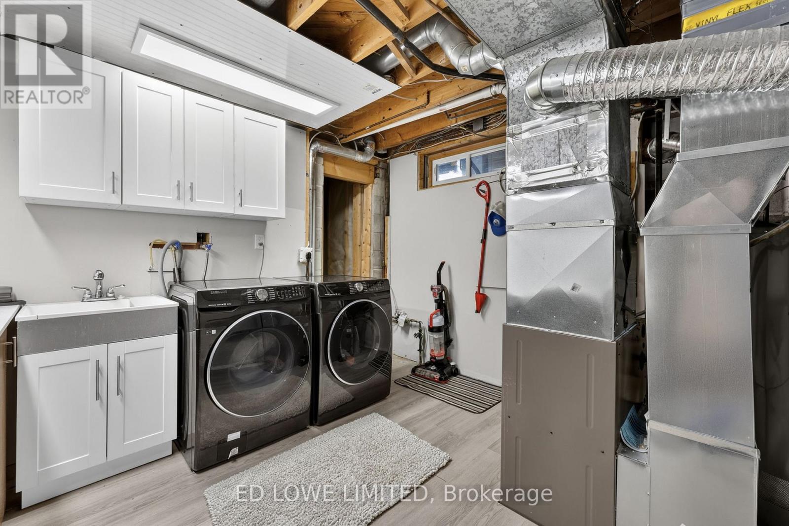 7 HOWARD CRESCENT - 35