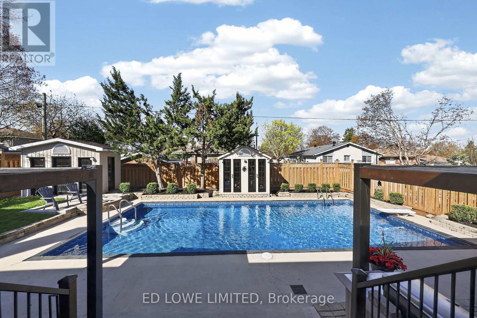 7 HOWARD CRESCENT - 36