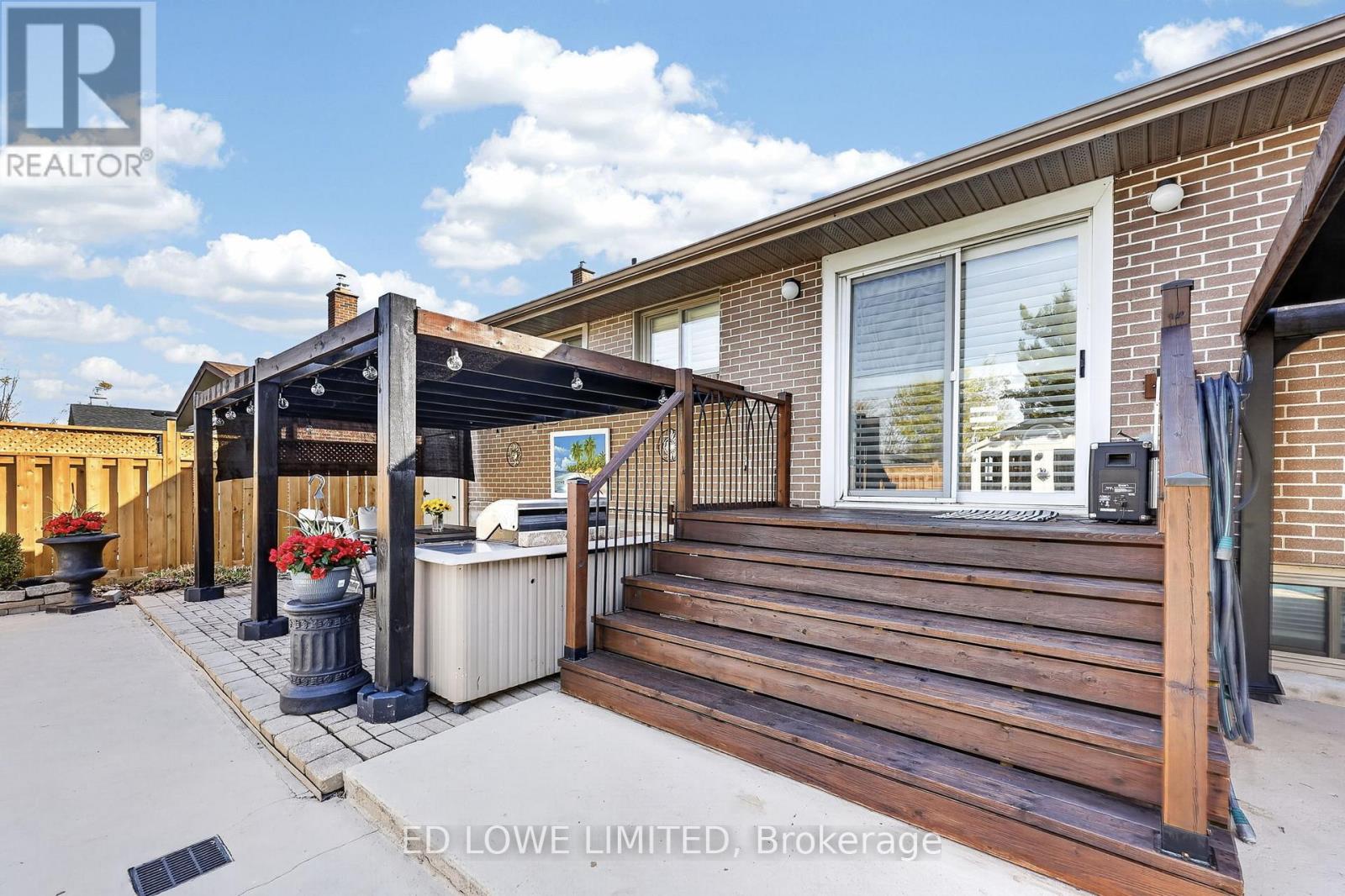 7 HOWARD CRESCENT - 37